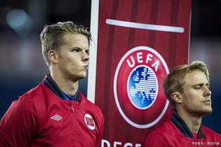 HLV Ajax:'Chúng tôi đang đàm phán nghiêm túc với Henderson'
